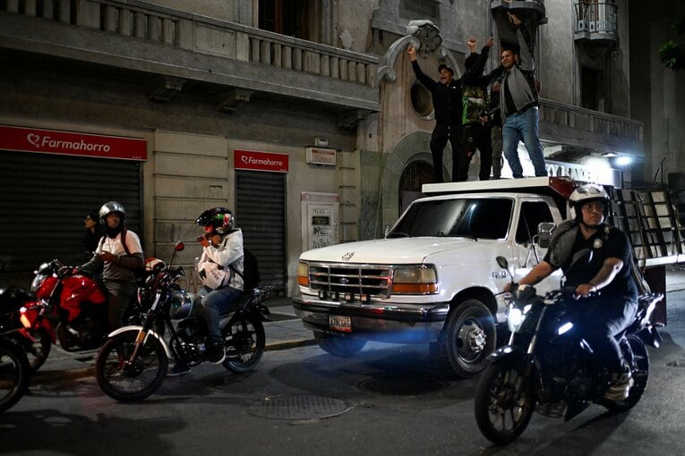 車の上で踊る人々【歓喜のベネズエラ国民】　©AFLO