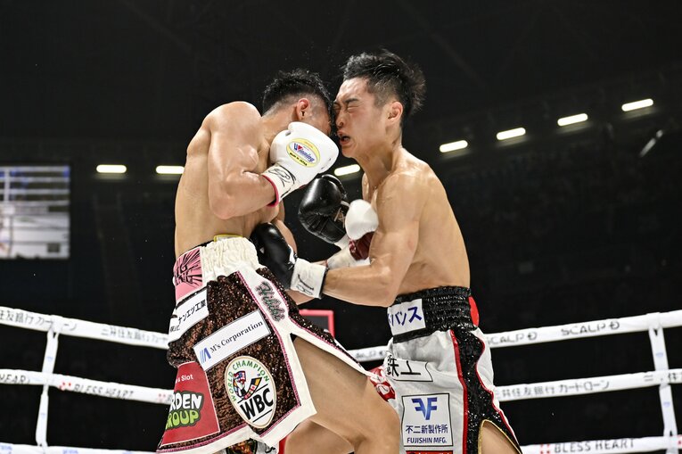 3ラウンド、中谷のバッティングが西田の右目を直撃【1枚目／全2枚】　©Hiroaki Finito Yamaguchi