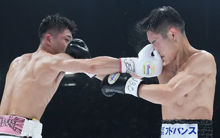 中谷潤人の右のロングフック　©Naoki Fukuda