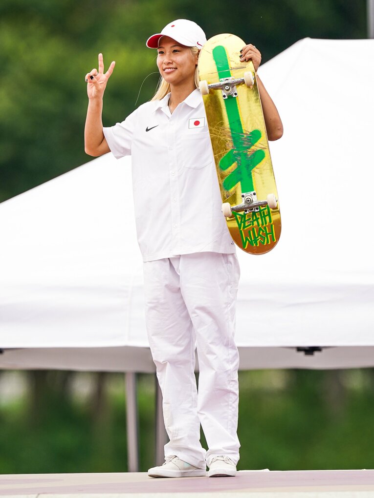 眼が冴えるような金髪に、真っ白のウエアで登場した西村碧莉　©Getty Images