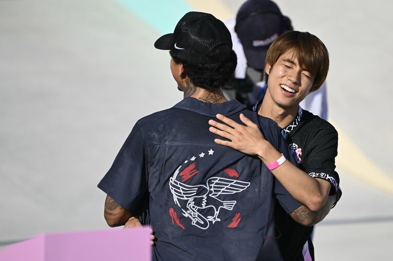 試技後、ナイジャとハグする姿も　©Asami Enomoto／JMPA