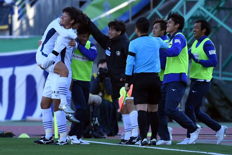 残留のために勝つしかなかった湘南戦。66分にサインプレーのこぼれ球を岸本武流が気迫で押し込み、一縷の望みをつないだ