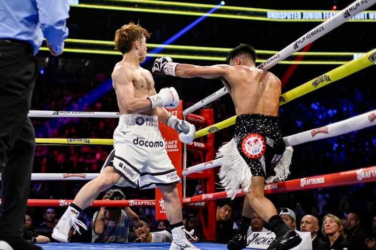 カルデナスの左フックを紙一重でかわす井上尚弥　©Hiroaki Yamaguchi