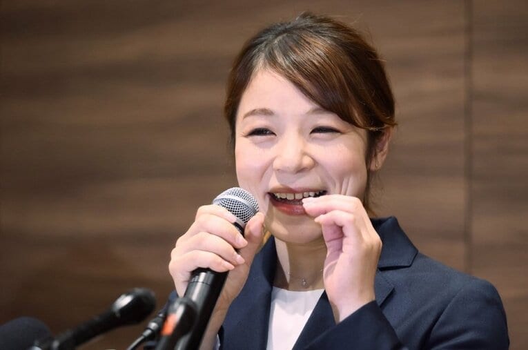 現役引退を発表した重量挙げ女子のメダリスト・三宅宏実。報道陣を自然と笑顔にさせるその人柄とは―― ／ photograph by JIJI PRESS