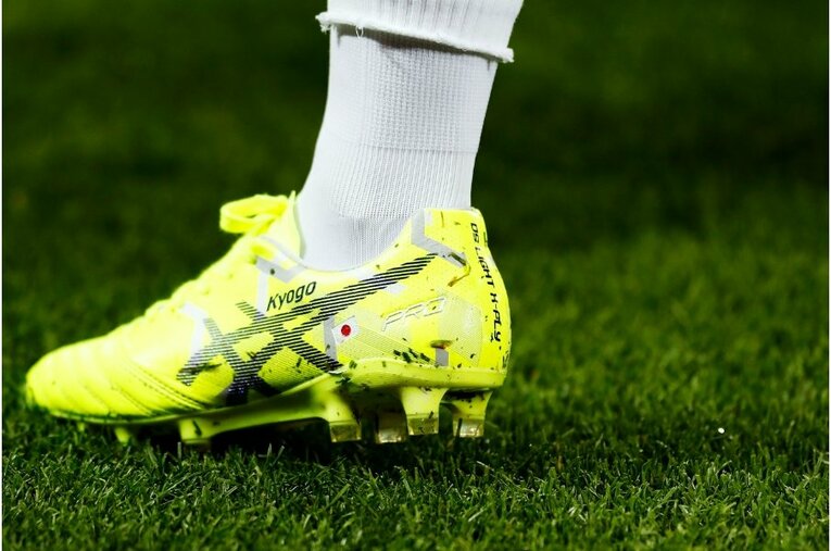 古橋亨梧のスパイクに「日の丸とKyogo」 セルティックでの絶好調ぶりを撮って体感した“スピードと日本代表での期待”(4)