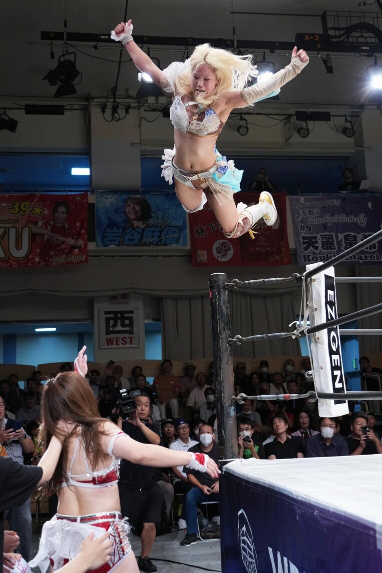 青野未来にプランチャを放つビクトリア弓月　©Essei Hara