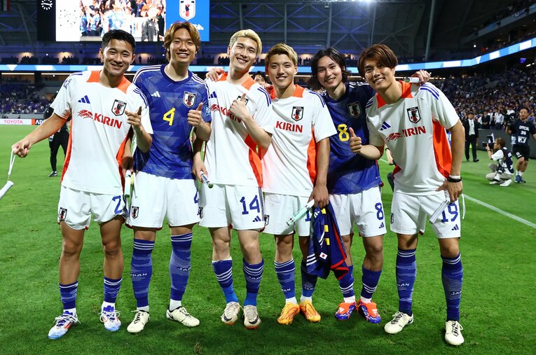 菅原（左端）、小川（右端）は東京五輪落選組だが、6月シリーズに招集されるなどA代表定着に期待がかかる　©JFA/AFLO