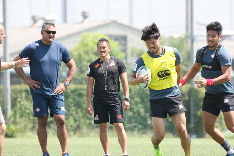 サンウルブズ時代（2017年7月、左は日本代表HCジェイミー・ジョセフ）©︎Tomohiko Otomo