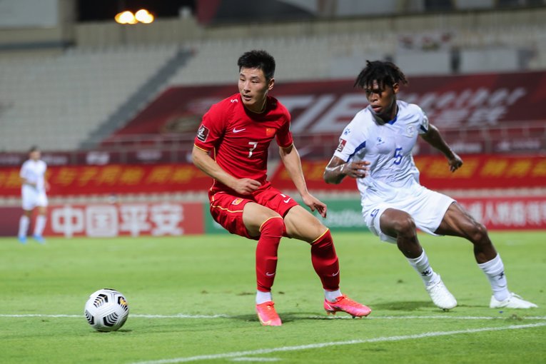 スペイン1部復帰を果たしたエスパニョールに所属する中国代表FWウー・レイとのマッチアップ　©︎Getty Images