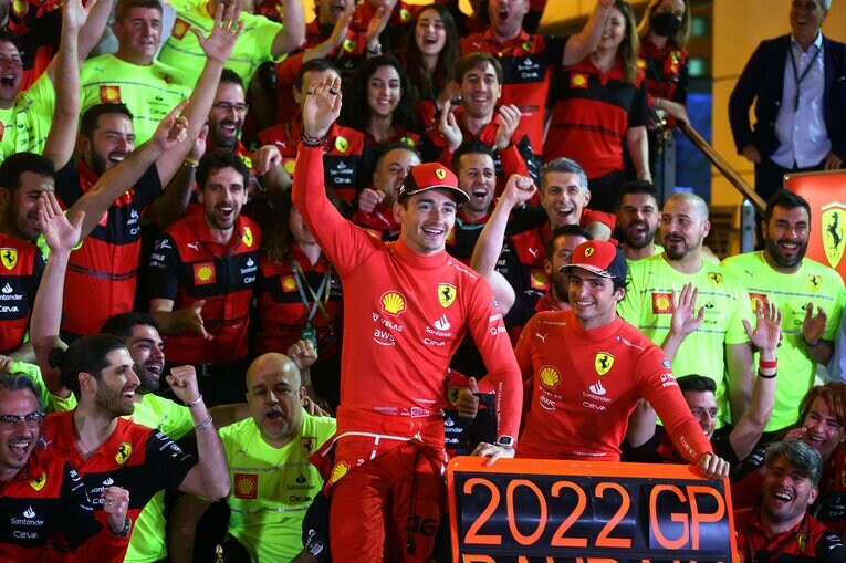 チームとともに「1-2」を喜ぶルクレール（左）とサインツ。ルクレールはフェラーリ初年度の19年以来のF1通算3勝目となった