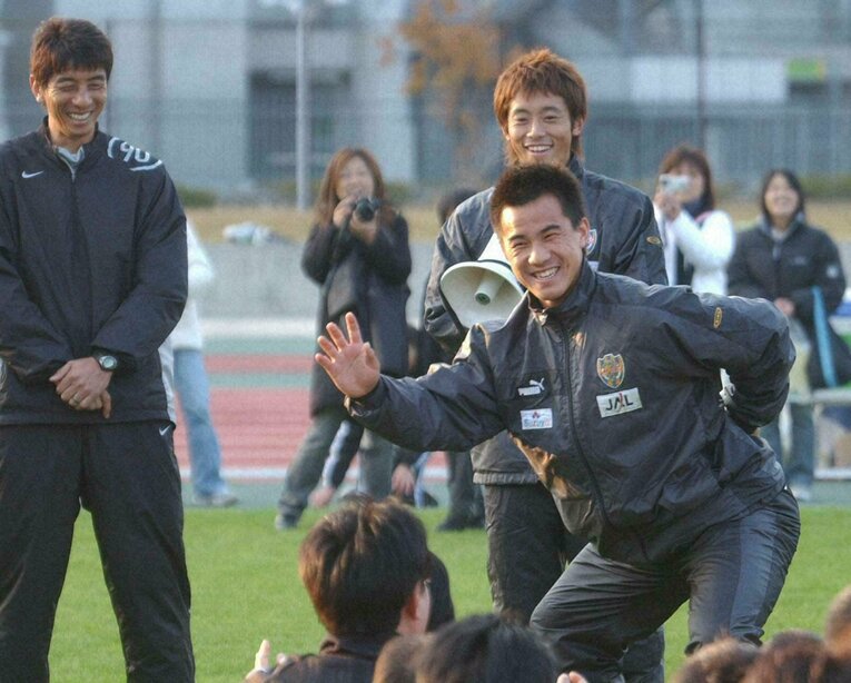 2005年11月、静岡でスポーツクリニックに参加する新人時代の岡崎慎司。子どもたちに「公式戦でゴールを決めたら、岡ダンスをします」と宣言