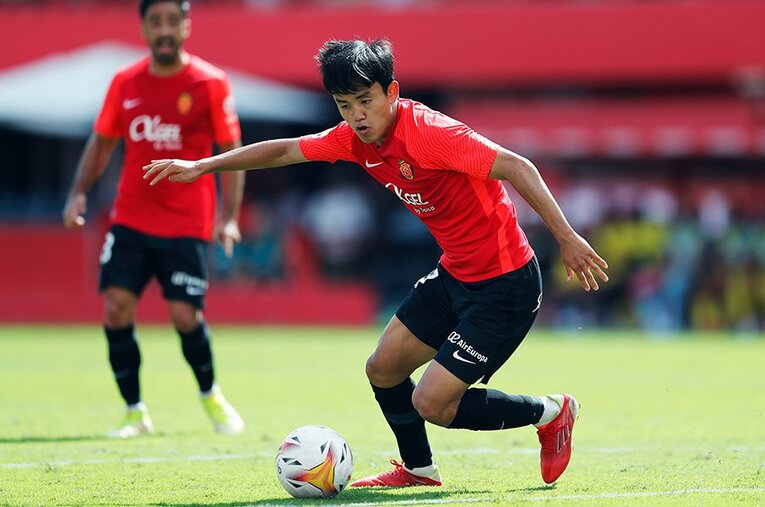 「クボ、ユニフォームちょうだい！」久保建英の“ティキタカ”は地元の子供、タクシー運転手にも人気… ビジャレアル相手に見せた敬意とは〈激写〉(31)