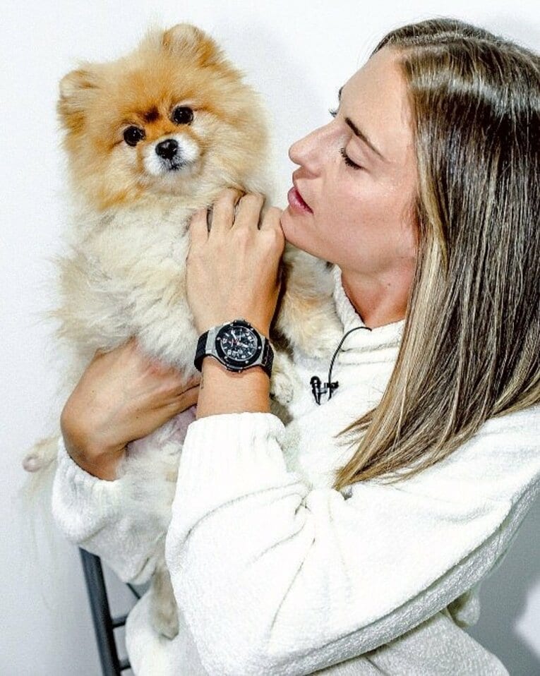 愛犬の「ナラ」と。自宅でのインタビューだけあって『フランス・フットボール』誌面にはプライベートショットが満載だ　photograph by L’Équipe