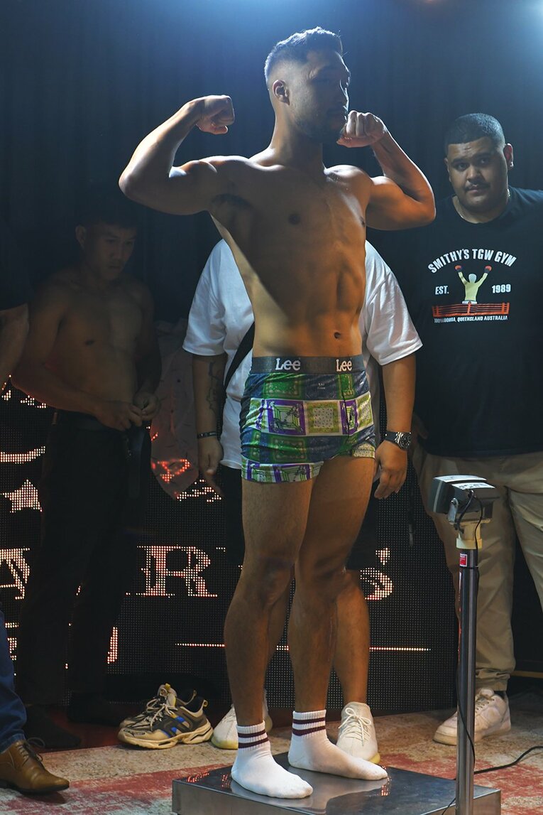 試合前日の昼間に計量はパスしていたが、夕方に観客を入れたパブで公開計量が行われた　©Kokou Sekine