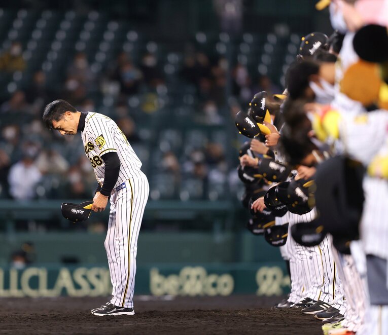 2021年シーズン、最終戦で中日に敗れ、逆転優勝を逃した阪神。試合後ファンに挨拶する矢野監督　©JIJI PRESS