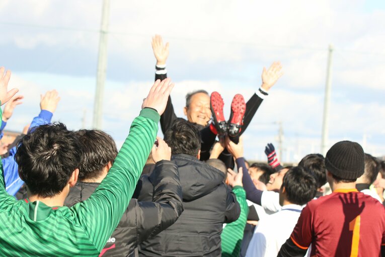 両校の選手たちに胴上げされる青木さん　©︎Takahito Ando