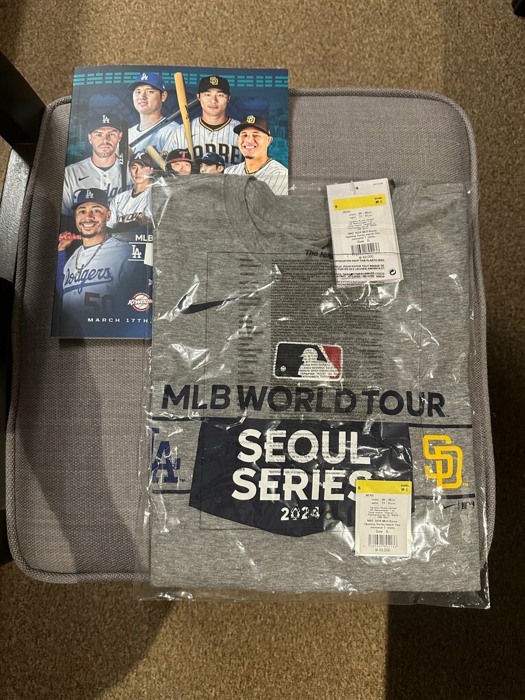 戦利品。パンフレットと記念Tシャツ。ちなみに大谷選手のユニは売り切れであった