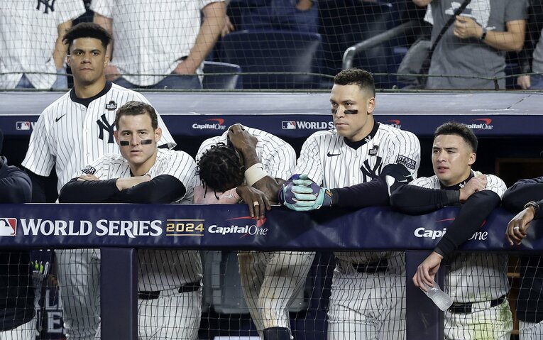 本拠地ヤンキースタジアムで沈んだ表情のジャッジ（右から2人目）　©︎Getty Images