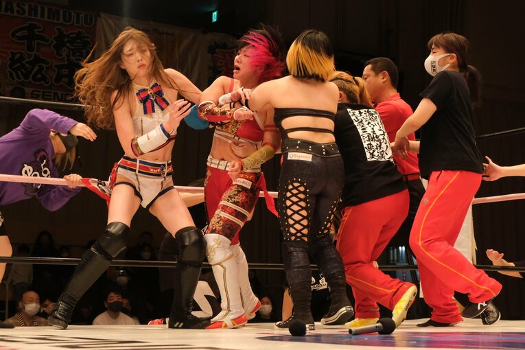 試合後には舌戦から乱闘に発展した