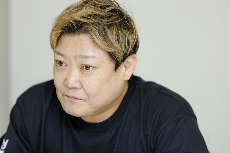 インタビューに答えるダイナマイト関西さん　©Kiichi Matsumoto