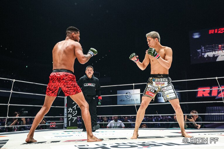 秋元強真vs.パッチー・ミックス　©RIZIN FF