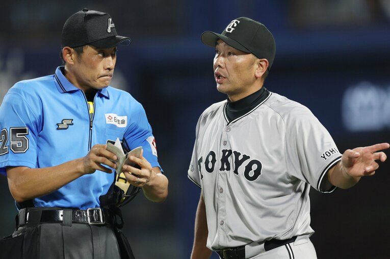 球審に選手交代を告げる巨人・阿部慎之助監督。今季100通り以上の“日替わりオーダー”を組んで首位に立っている（9月18日現在） ／ photograph by JIJI PRESS