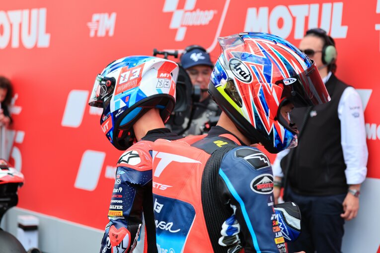 アライヘルメットをかぶる小椋（右）とMTヘルメットをかぶるガルシア　©Satoshi Endo