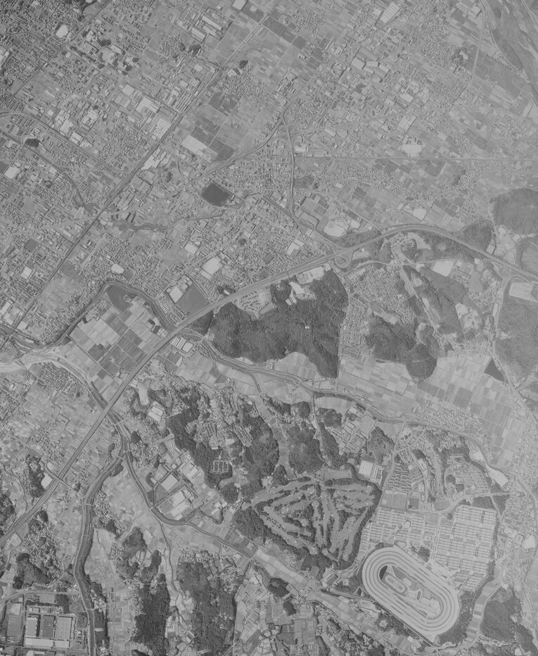 2003年の栗東の航空写真。1991年にJR栗東駅が開業。左上に駅があるが開発が進んだことがよく分かる　出典：国土地理院の空中写真