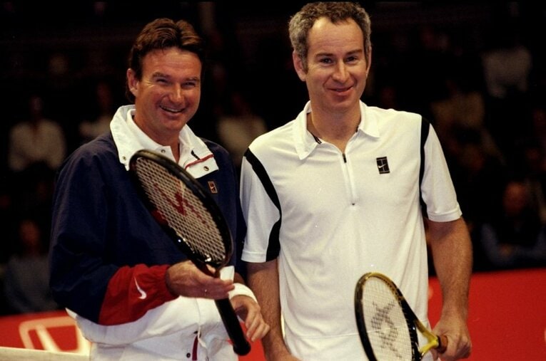 1999年、ロンドンで行われたATPシニア「ホンダチャレンジ」でのコナーズ（左）とマッケンローの貴重なツーショット ／ photograph by Getty Images