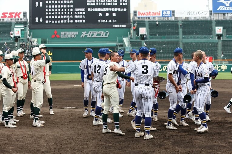 【2024年撮影】センバツ初優勝後の一コマ…交流する健大高崎と報徳学園　©JMPA