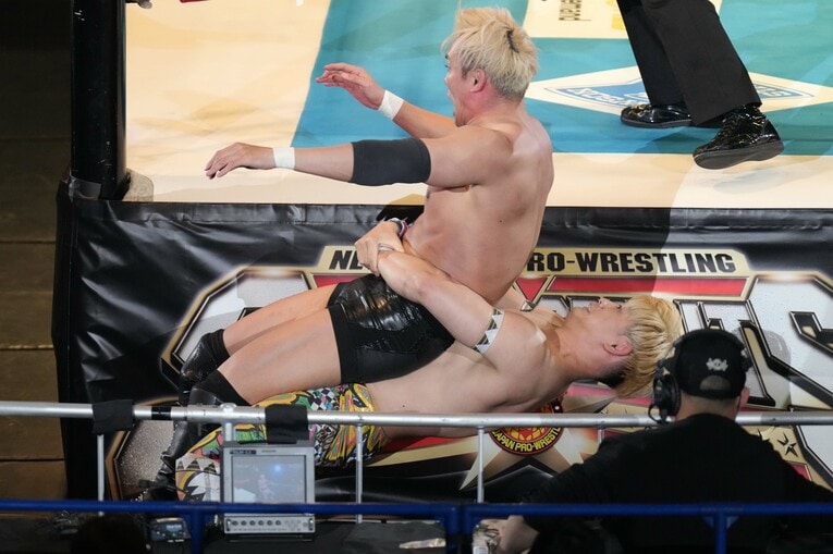 清宮は場外でオカダにジャーマンスープレックスを放つ