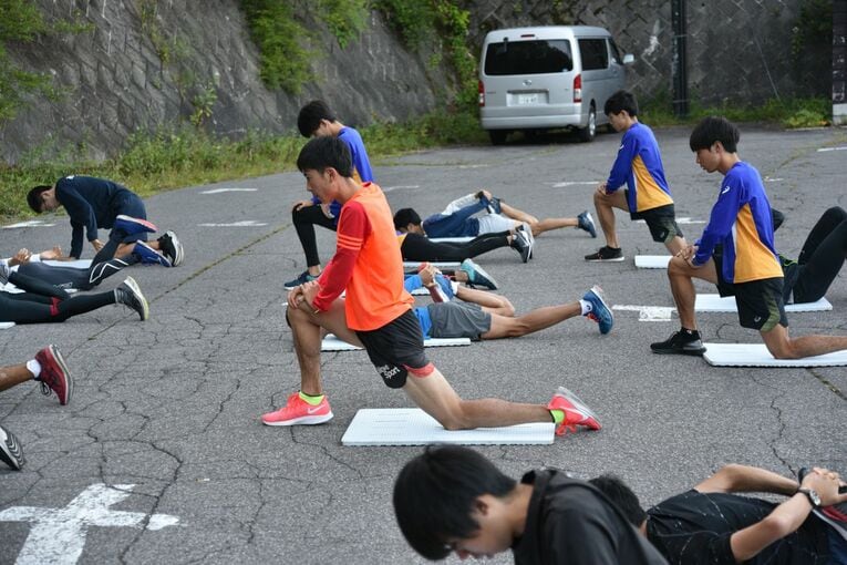 帝京大学駅伝部、ナゾの“はっぴ組”とは？ 「布団の上げ下ろし、食事の配膳もする」“バイト”ランナー(9) ／ photograph by Satoshi Wada