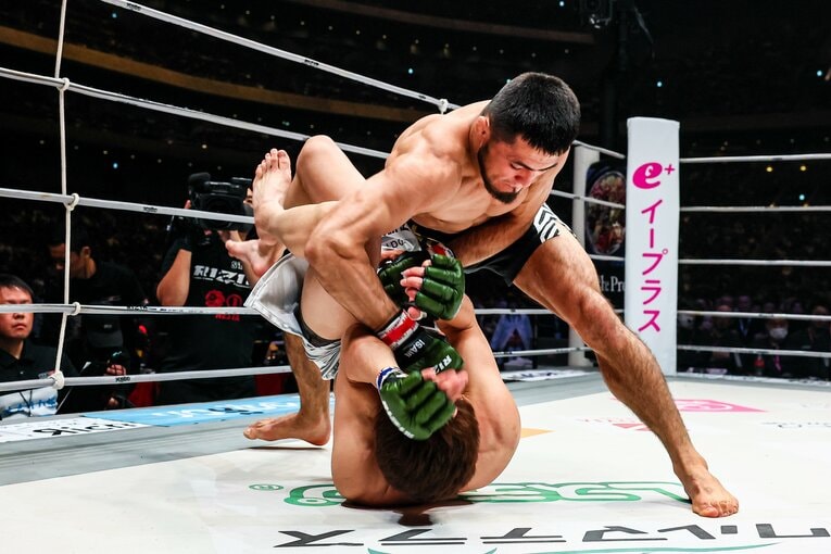 強烈なパウンドを放つシェイドゥラエフ（3枚目／全4枚） ©RIZIN FF Susumu Nagao