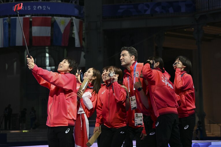 郷倉マリーン通訳も交えての記念撮影　©Asami Enomoto/JMPA