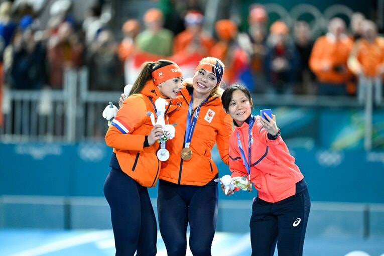 恒例メダリスト自撮り　©Asami Enomoto/JMPA