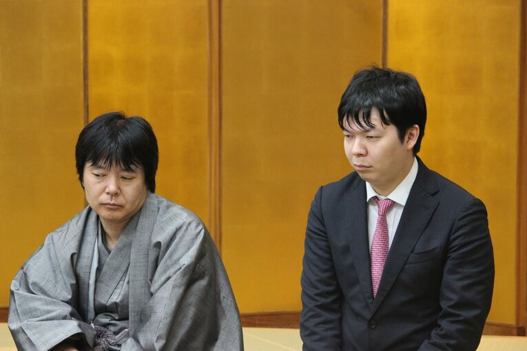 立会人の藤井猛九段と副立会人の高見泰地七段　©Number Web