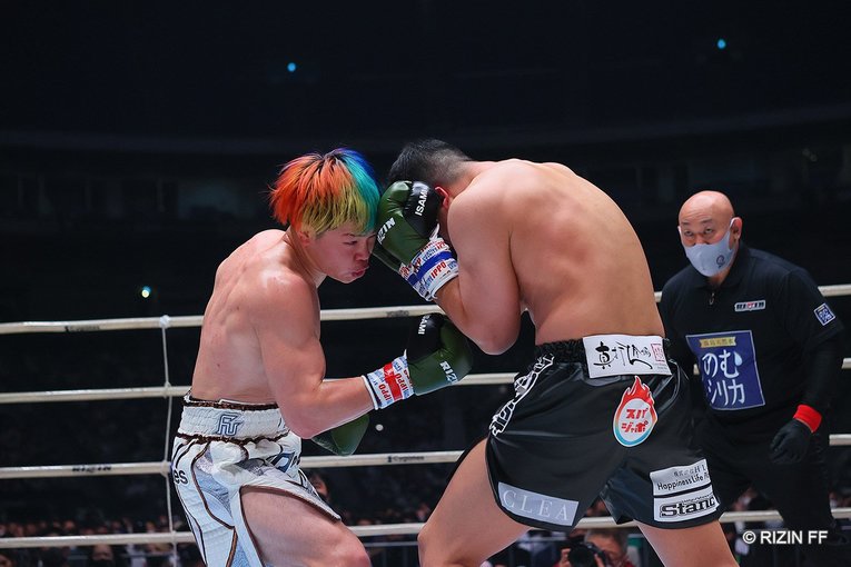 那須川天心「もうやりたくないです（笑）」 格闘技史上初の“1vs3マッチ”はなぜ神童の調子を狂わせたのか(12)