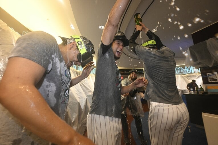 楽しそうなシャンパンファイト　©代表撮影