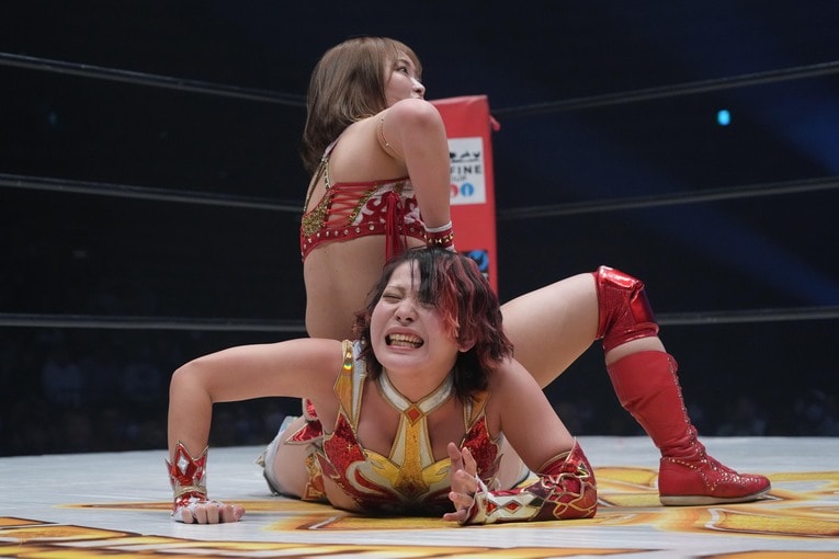 逆片エビ固めで林下詩美を攻める　©Essei Hara