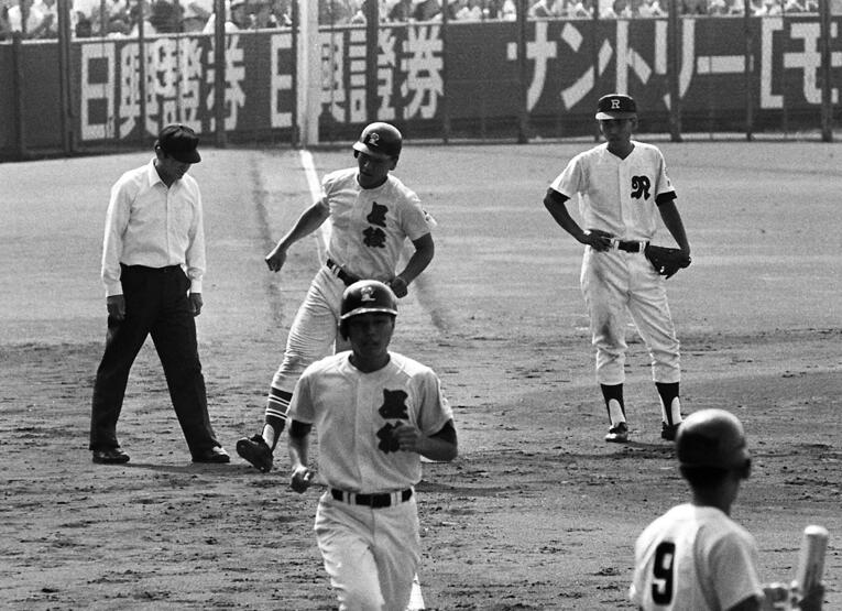 竜ヶ崎一－星稜。八回表星稜、松井秀喜（後方）が右中間にダメ押しの2ランを放ち、三塁を回る　©JIJI PRESS