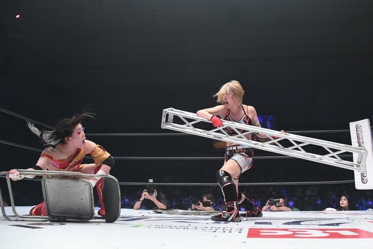 鉄柱を振り回す桜井まい