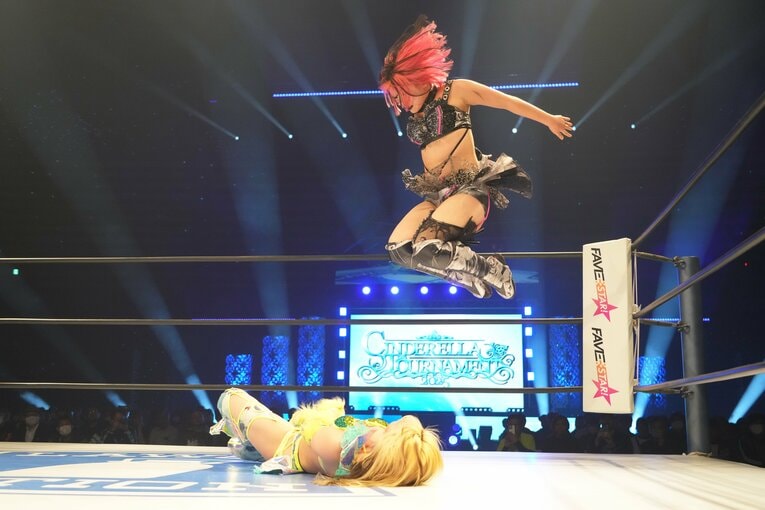 羽南にダブルニーを浴びせる吏南　©Essei Hara