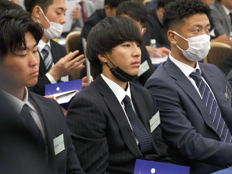 スーツ姿で一緒に研修を受ける石上（左）と度会　©JIJI PRESS