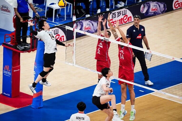 石川祐希（VNLフランス戦）　©︎Volleyball World