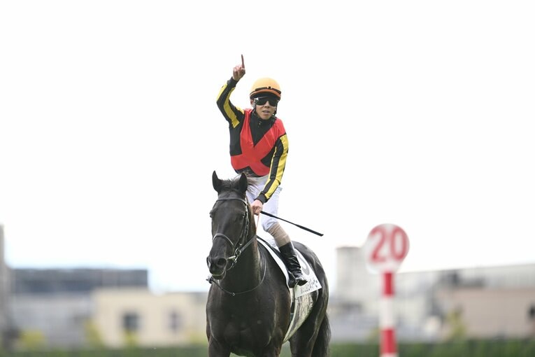 ウイニングランでのクロワデュノールと北村友一　©Keiji Ishikawa