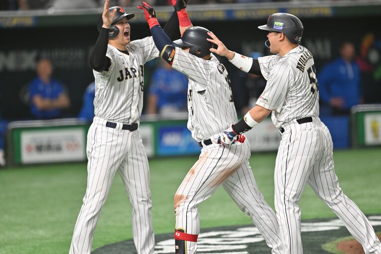 3ランの岡本を大谷と村上が祝福の瞬間（1/5)　©Naoya Sanuki