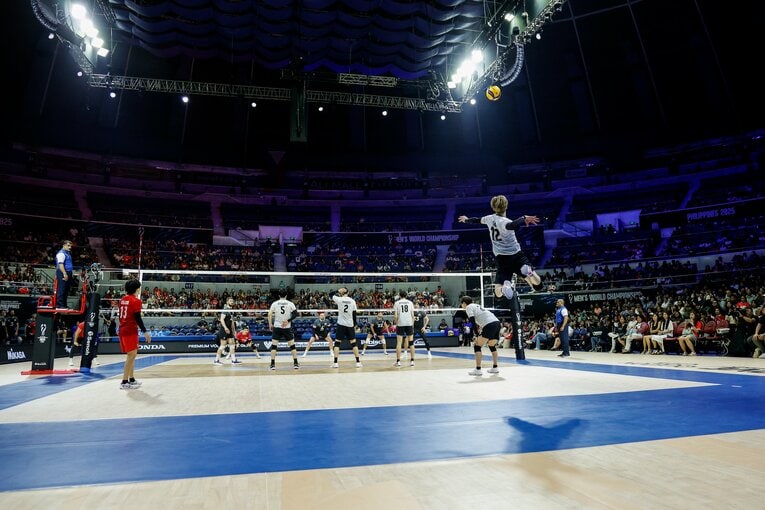 高橋藍のジャンプサーブ　©︎Mark Fredesjed Cristino/Getty Images