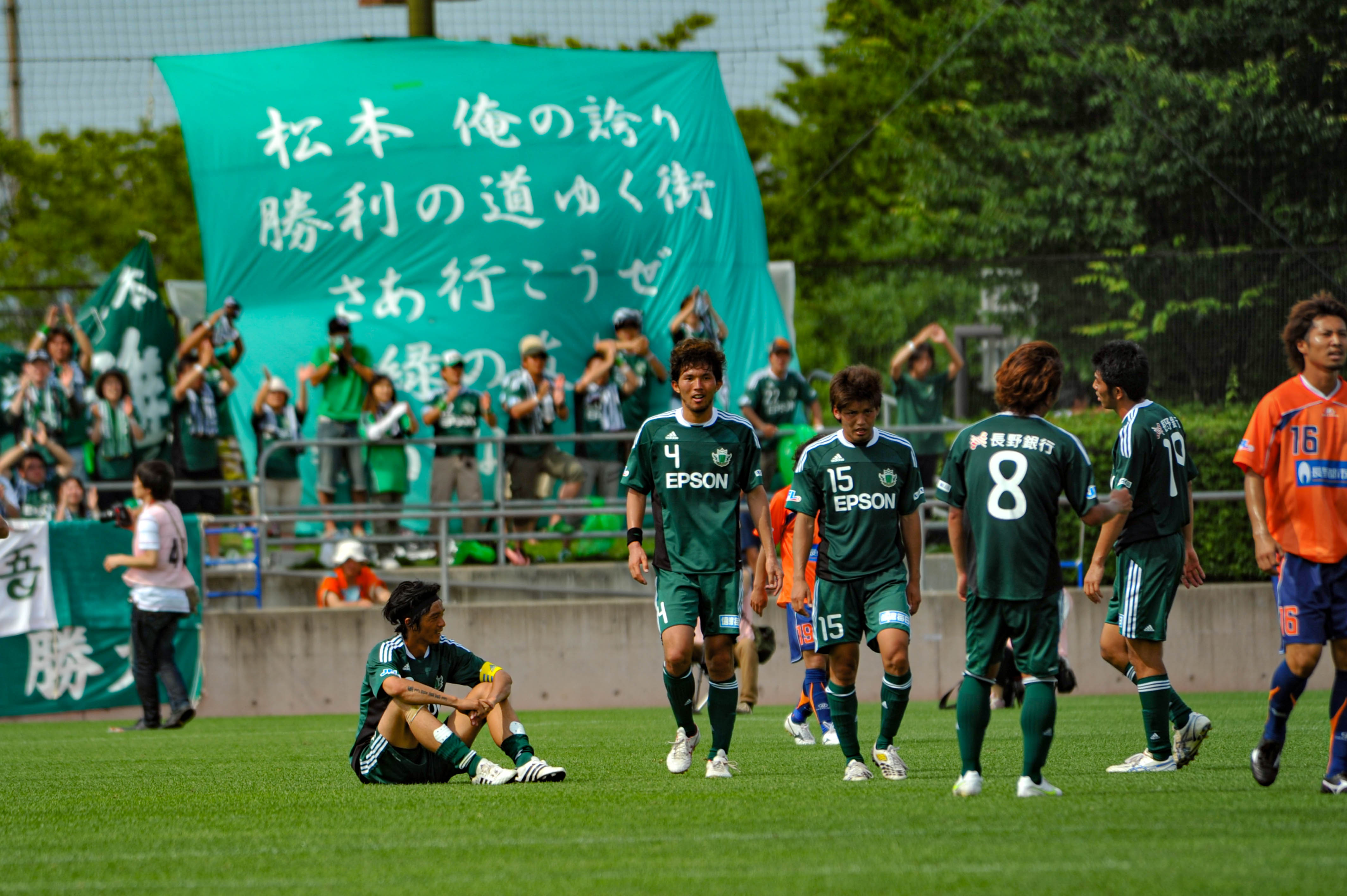 松田直樹 松本でまだまだやるべきことが マツがいた年 から11年 Jリーグ初の信州ダービーに見た 受け継がれる想い とは Number Web 信州ダービーって 北信越リーグ時代でも6 ｄメニューニュース Nttドコモ