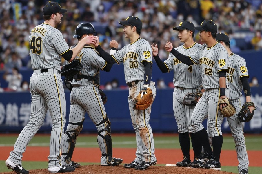 交流戦2位&セ最下位脱出の阪神が“新助っ人”獲得に動く!? 期待したい「バース以来の記録」を持つ“あの左打者”の再来<Number Web> photograph by KYODO