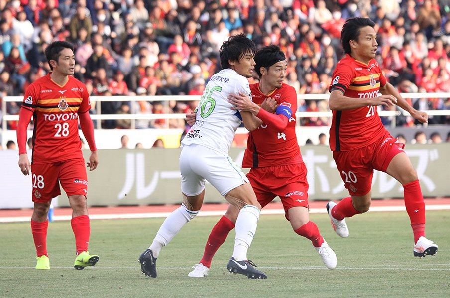 あの一瞬が無ければ湘南が16位に!?岡本拓也、超ファインプレーの真実。<Number Web> photograph by Takahito Ando